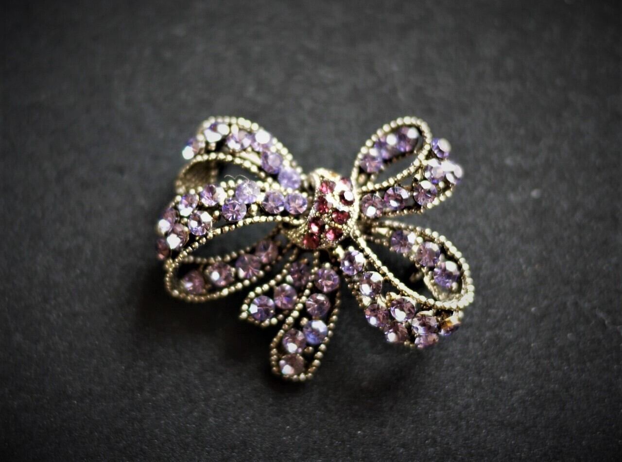 紫のリボンブローチ ROM UK