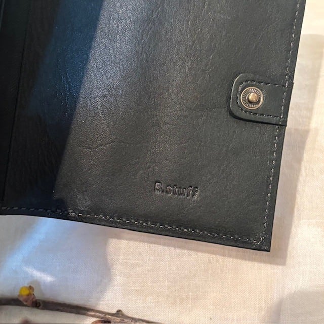 B.stuff　「エイミーⅡ」ミニマム三つ折りお財布(シダーウッド)