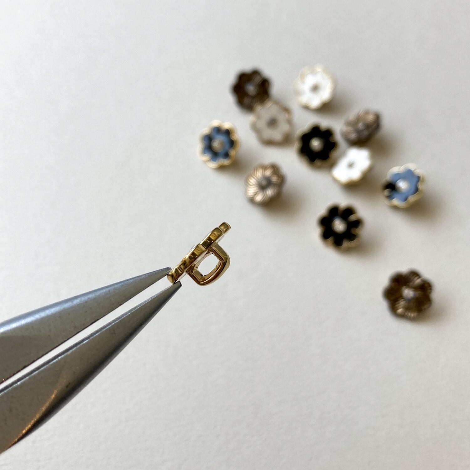 ビジュー付デイジー風お花ボタン（11mm） | Dua-アクセサリーパーツ
