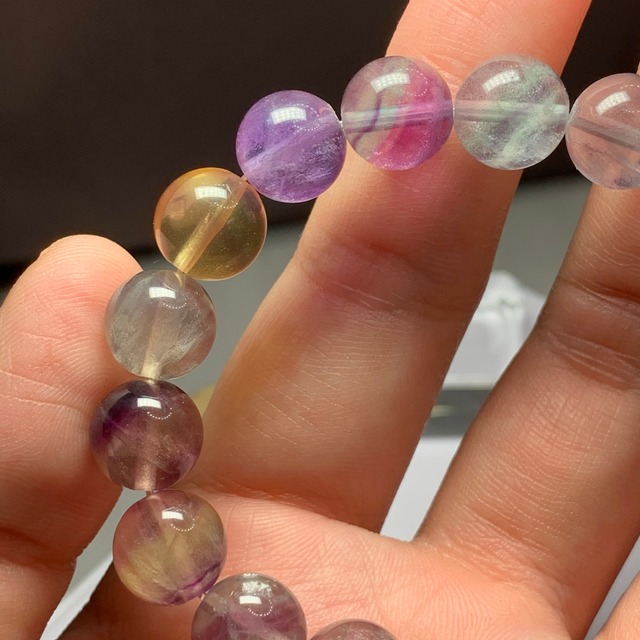 no2.透明度有り、色味が濃く多彩なグラデーションフローライトブレスレット