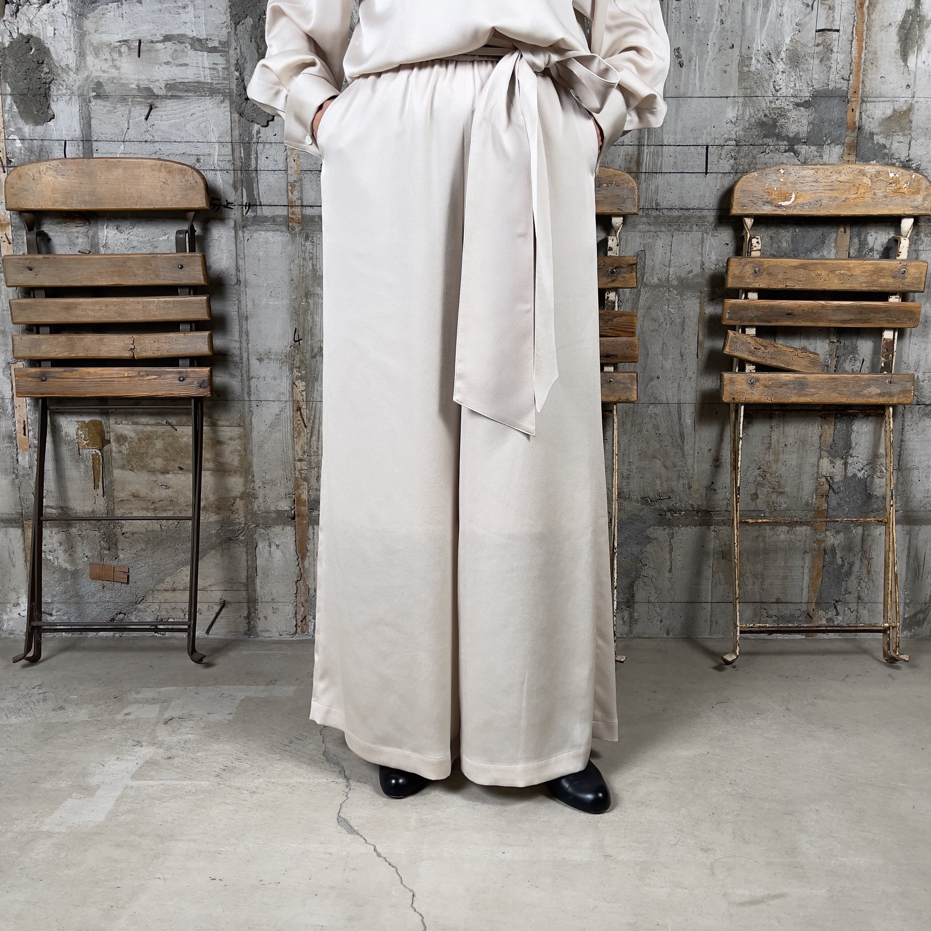 HYKE【ハイク】HAMMER SATIN WIDE LEG PANTS (13311) | glamour online