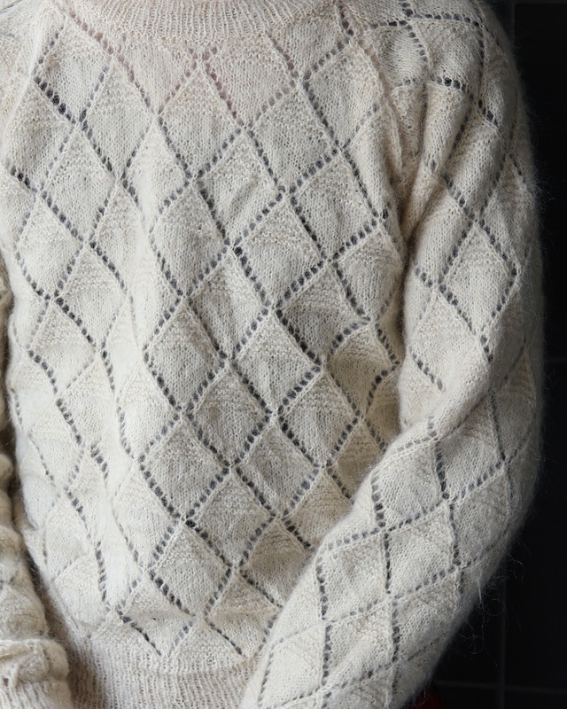 Short length design sheer knit