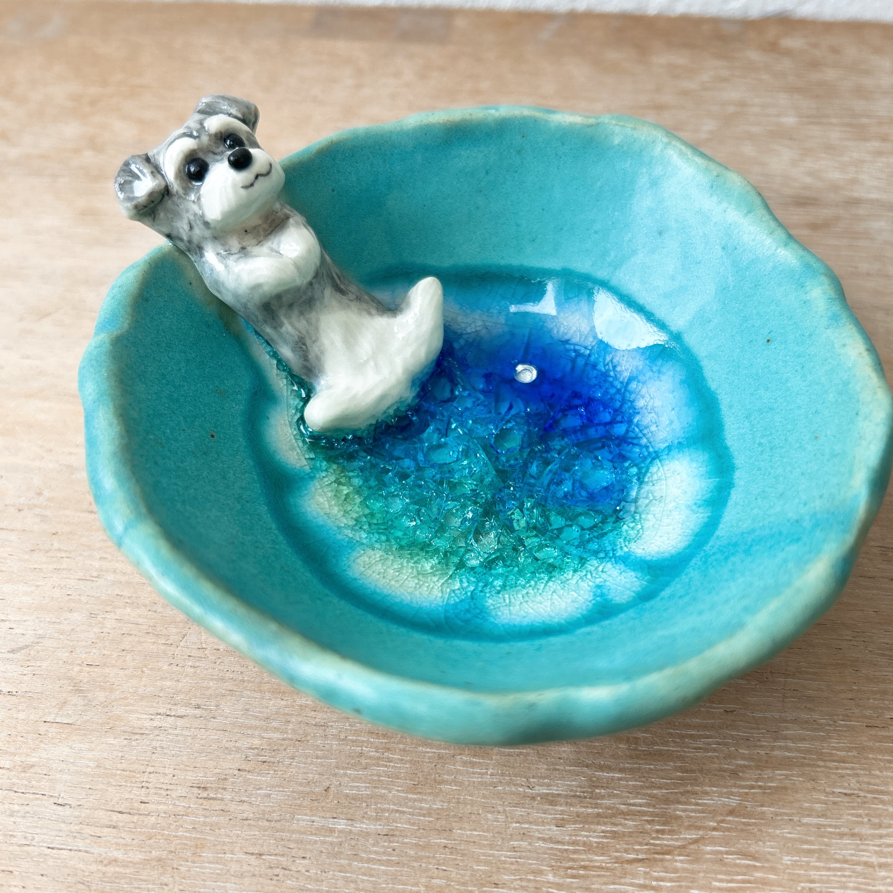 ガラスとトルコブルーの器(シュナウザー仰向け) | 陶器のことり