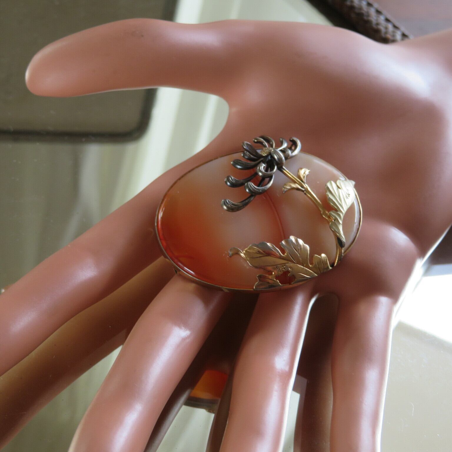 アンティーク　瑪瑙の月に立ち菊の帯留め