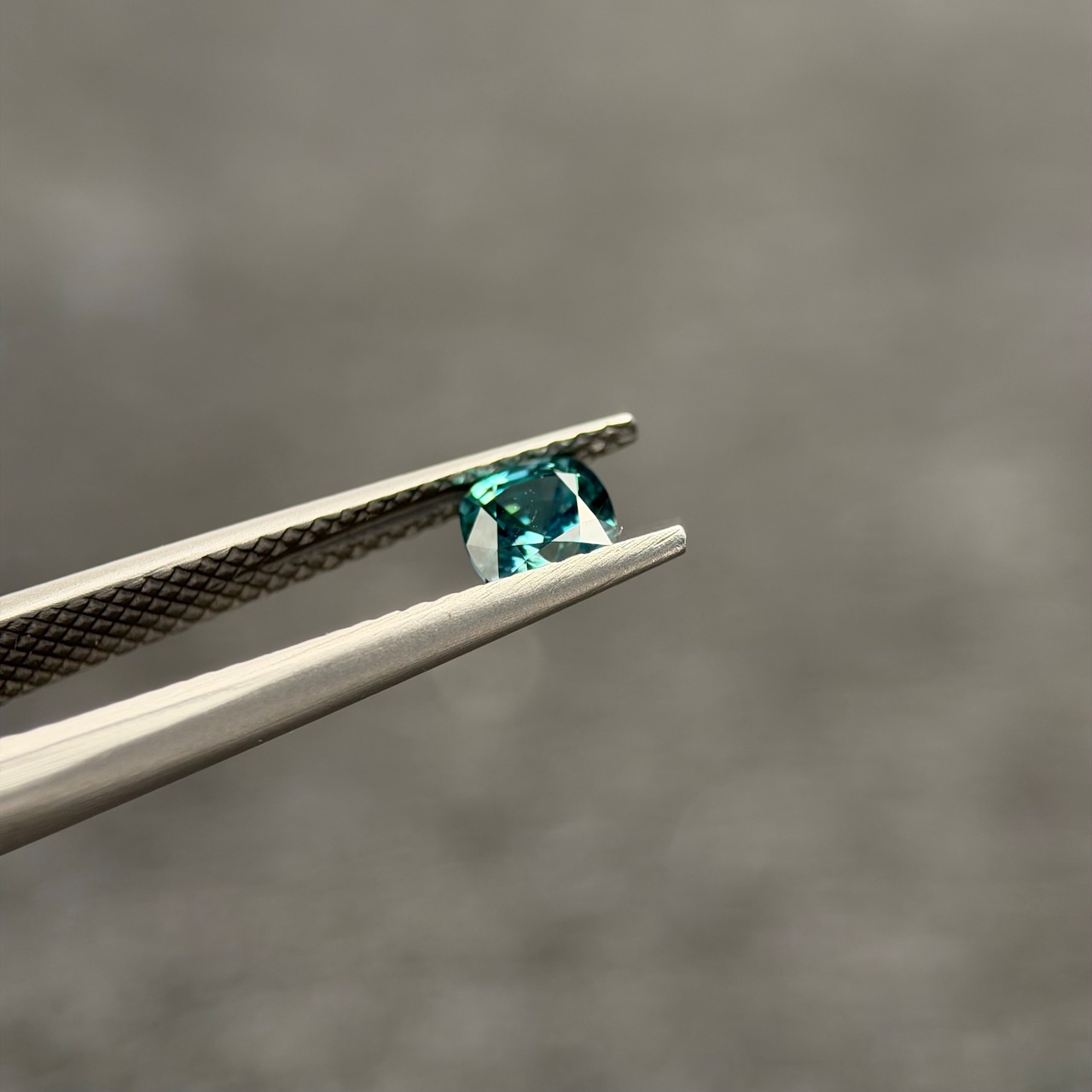 カラーチェンジジルコン 4.6x4.5mm, 0.64ct, ミャンマー産