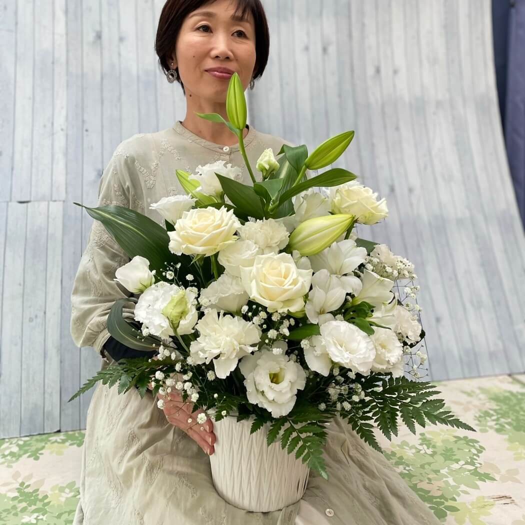 造花 仏花 白薔薇アレンジ♪ 白バラでおしゃれに魅せるお供えアレンジ