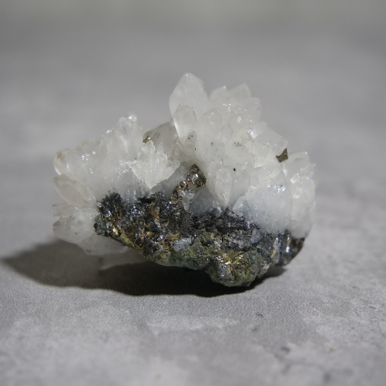 クリアクォーツ / パイライト / 原石 標本