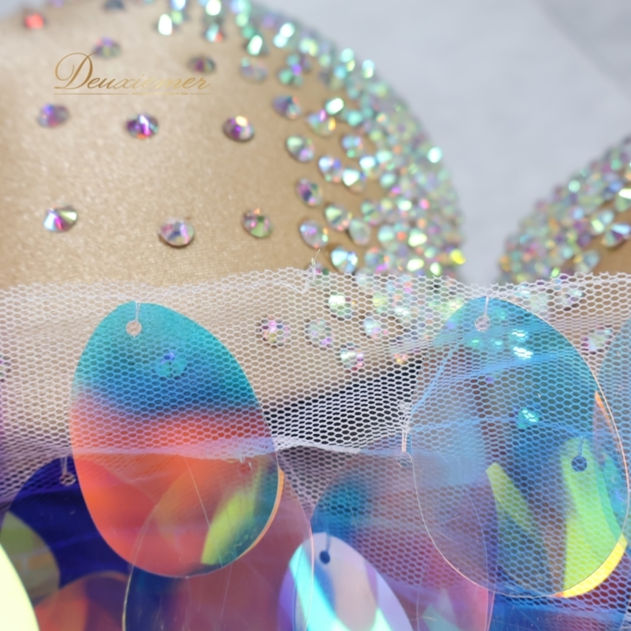 ベリーダンス オリエンタル 衣装 上下セット ブルー系 ポリーナ POLINA トップス スカート インナーパンツ ホログラム スパンコール キラキラ 華やか ダンス衣装 イベント ステージ 豪華 装飾 ホワイト系