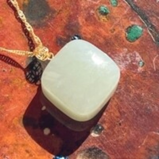 【美石】翡翠　魔除けのお守り石　ペンダント（チェーンつき）　6438