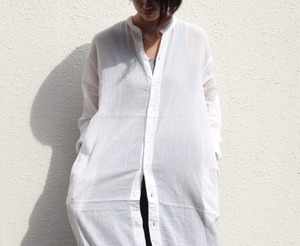 ARMEN(アーメン)コットンガーゼ バンドカラーロングシャツ:ホワイト