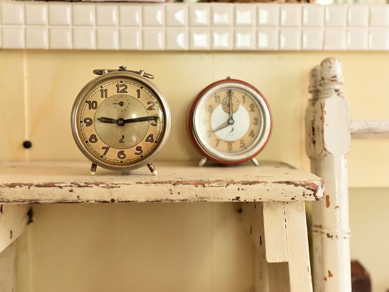 真鍮色がシックで雰囲気のあるJAZ 置き時計(実働)フレンチブロカント