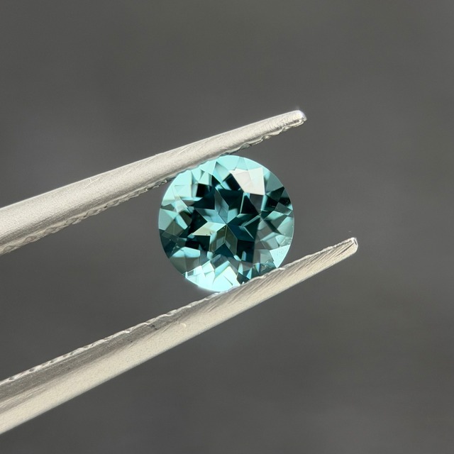 アイスブルートルマリン 5.2x5.2mm, 0.56ct, ナミビア産