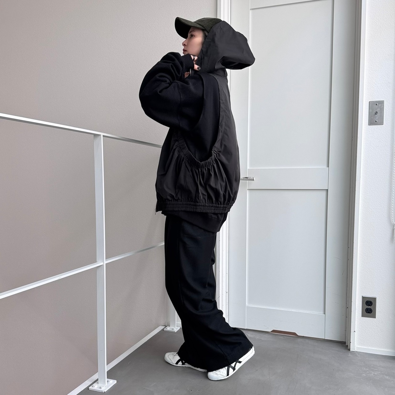 【受注予約:3月上旬入荷予定】異素材ドッキングフーディーvest/ブラック