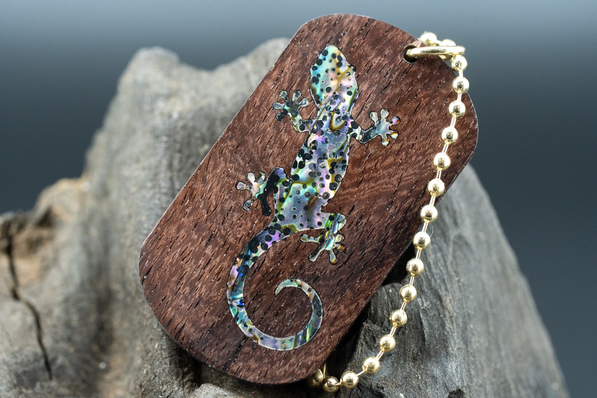 【唐木三大銘木】 紫檀 (ソノケリン) ドッグタグ 象嵌 木登りトカゲ