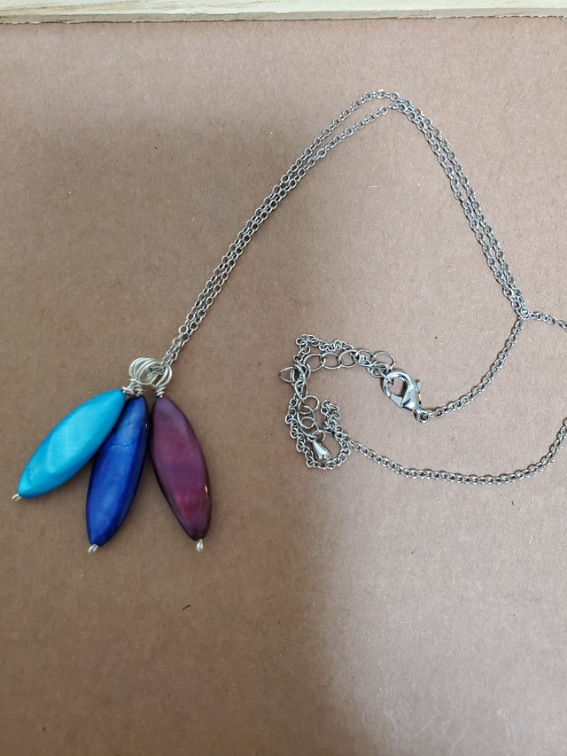 カラーシェルの3連ネックレス 送料無料