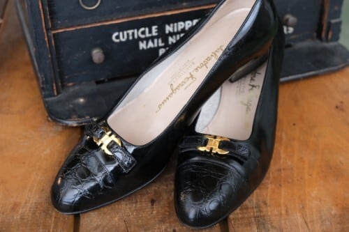 90's SALVATORE FERRAGAMO black enamel buckle Pumps | GARYO