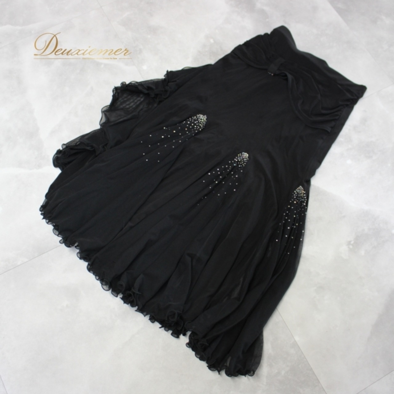 社交ダンス 衣装 スタンダード スカート レッスンウェア レディース 黒 ICHIOKU イチオク ブラック系 レース 練習着 上品 気品 透け感 光沢感 伸縮性 ポリエステル ポリウレタン ラインストーン デザイン 脚長効果 大人 風合い エレガント シンプル おしゃれ パーティー ジャズダンス 体型カバー ショート丈 おすすめ トレーニング