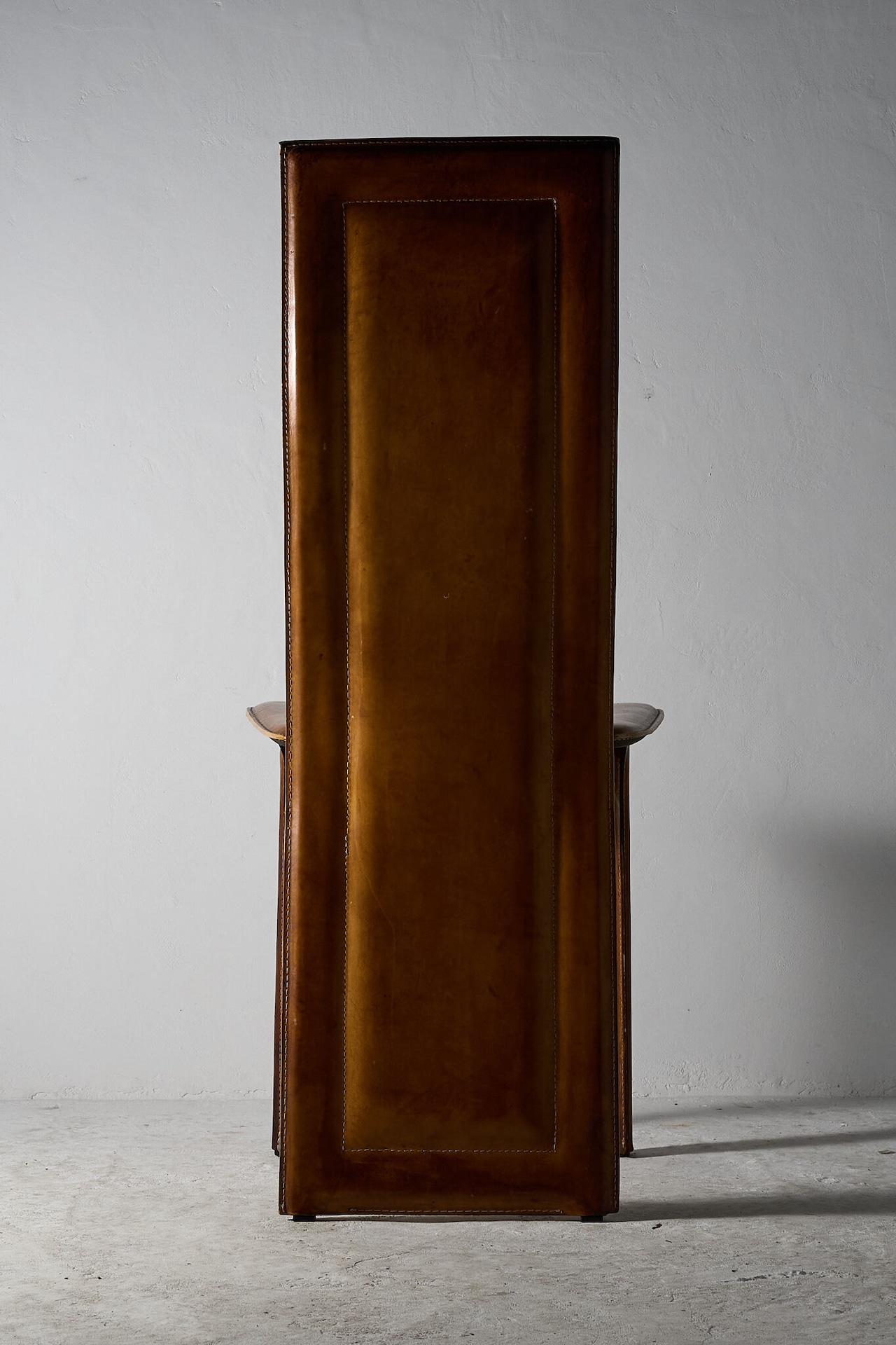 キャメルブラウンのレザーハイバックチェア