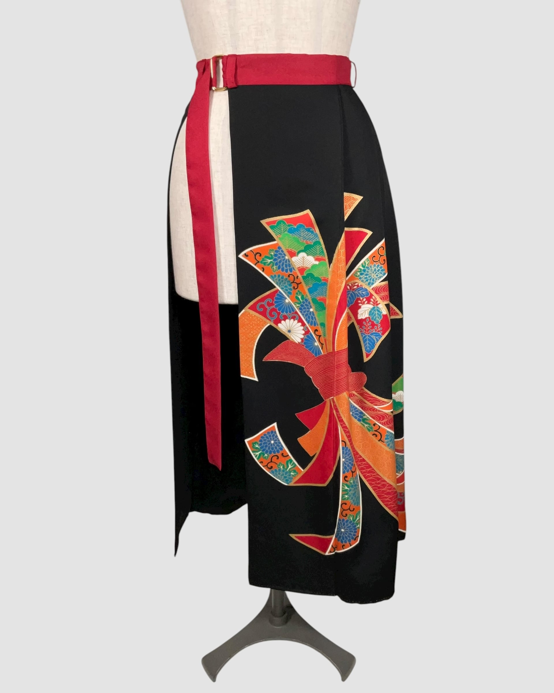 着物重ねスカート(黒留袖より制作) Kimono Overlay Skirt (Made of Kurotomesode-Kimono)