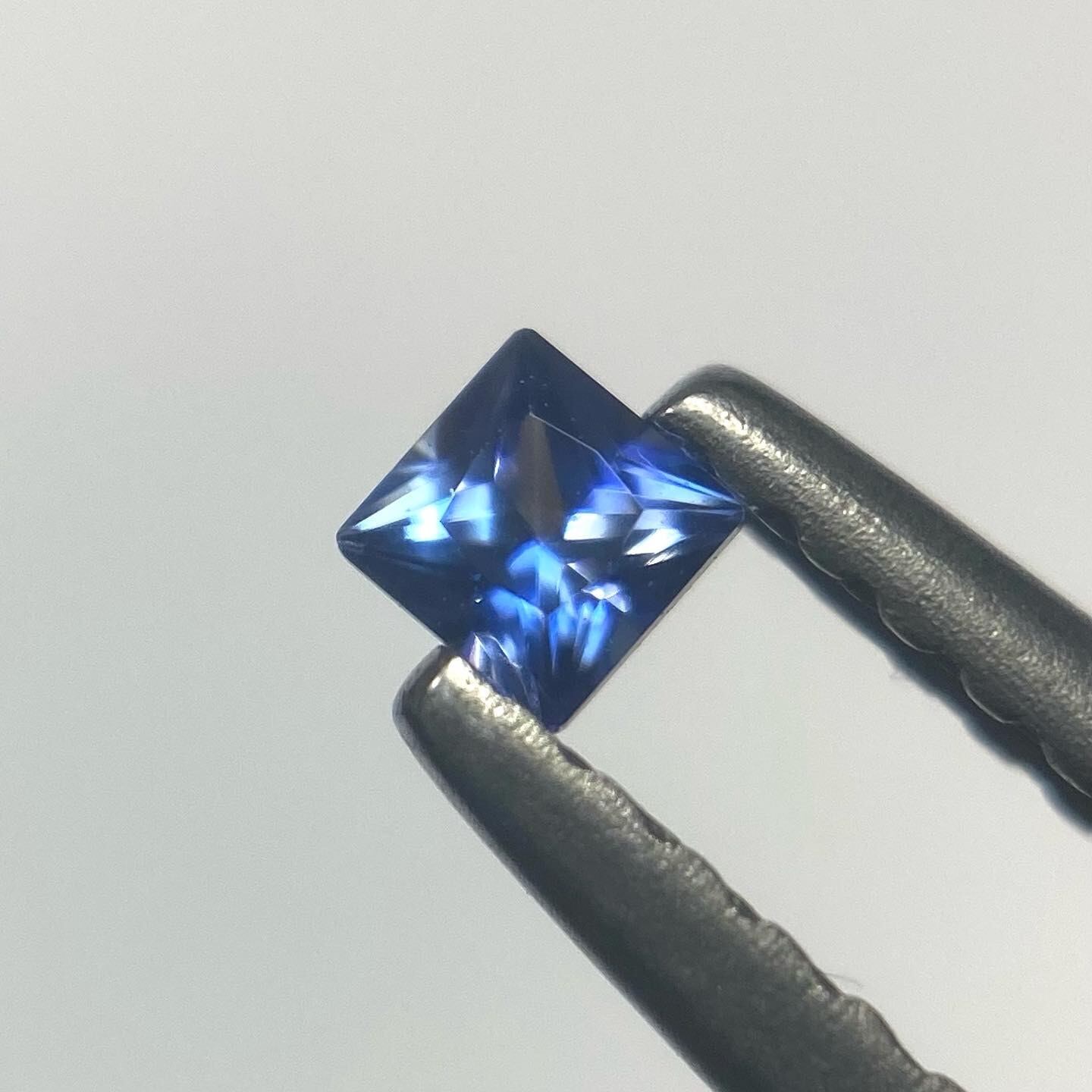 澄み渡る美しいブルー ベニトアイト