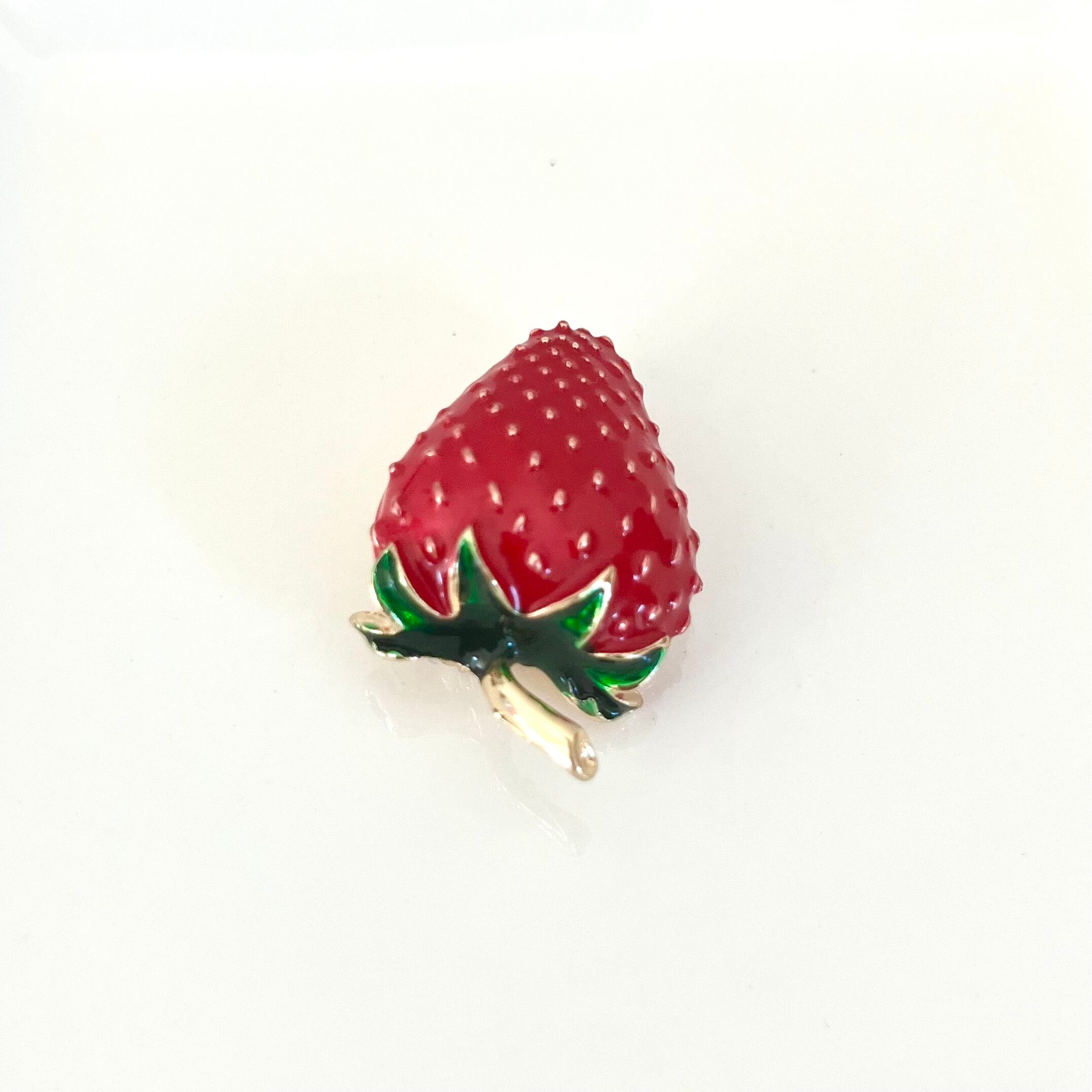 思わず食べたくなるような完熟いちごのブローチ いちごアクセサリー