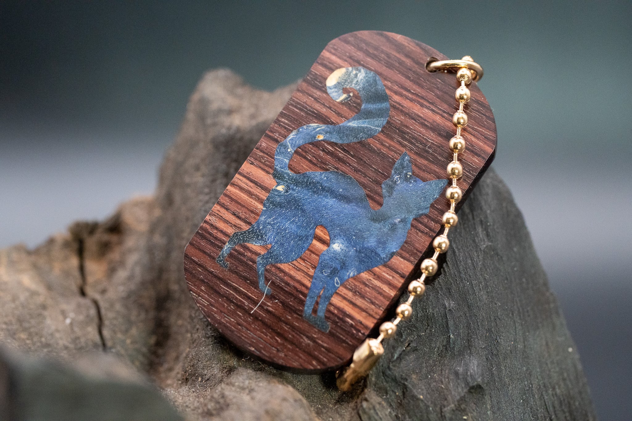 【王室御用達 】キングウッド ドッグタグ 象嵌 探る視線