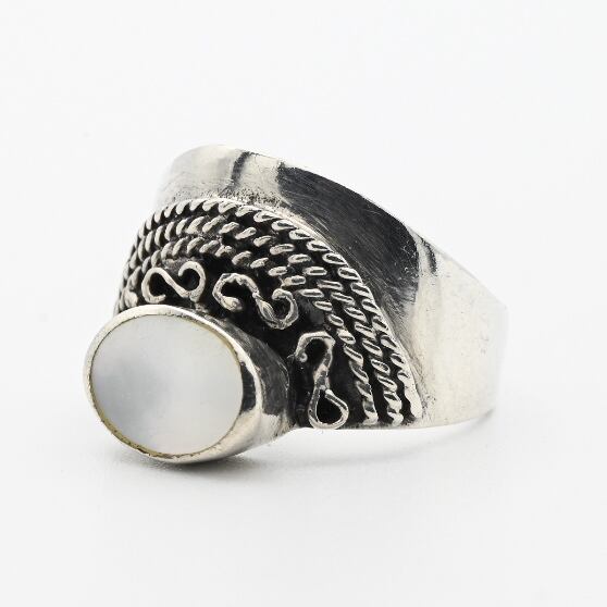 Mother Of Pearl Top Cable Accent Ring #9.0 / Denmark