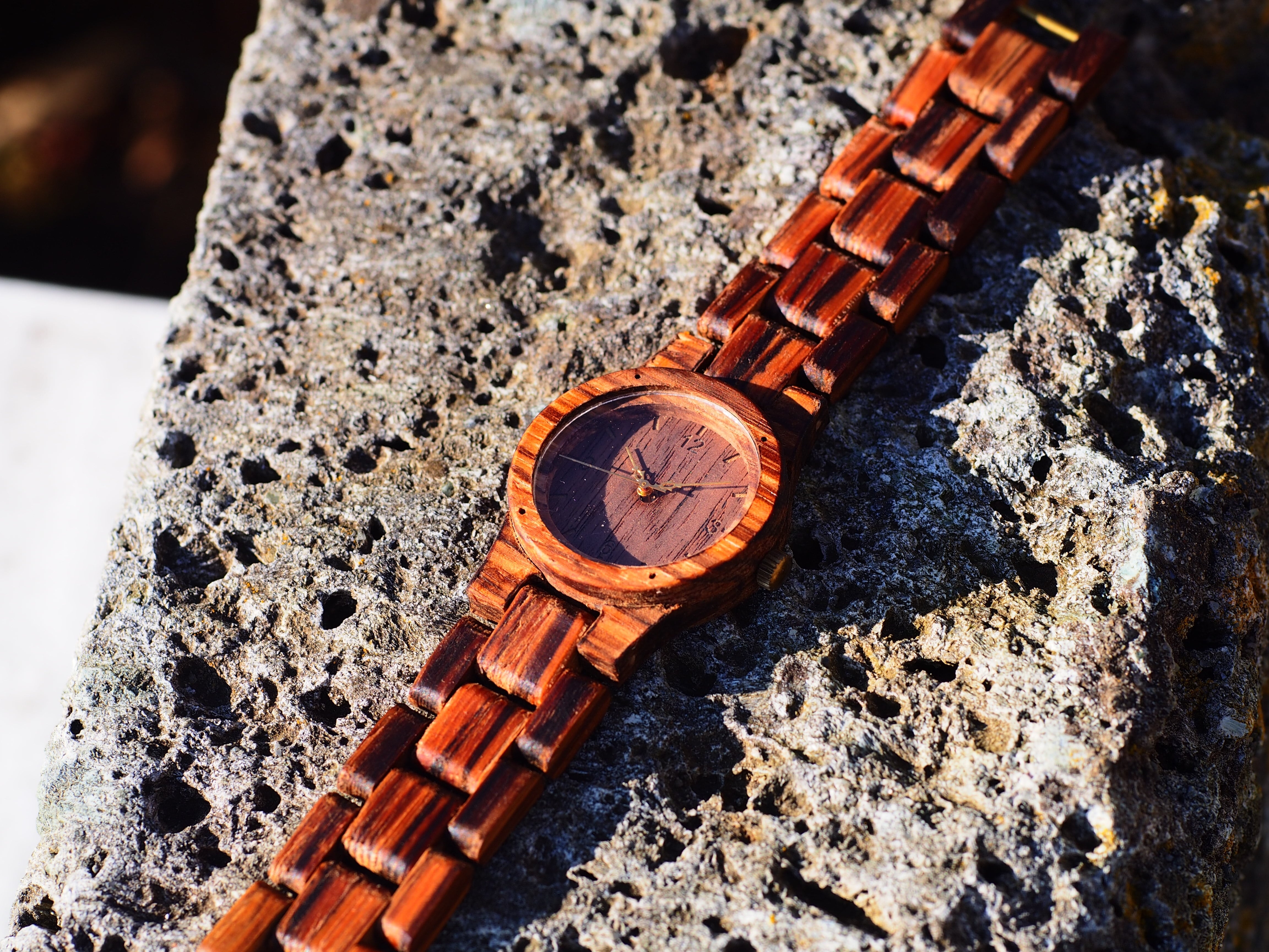 木目がはっきりとした木製腕時計（引っ掛けベルトタイプ） | ATELIER