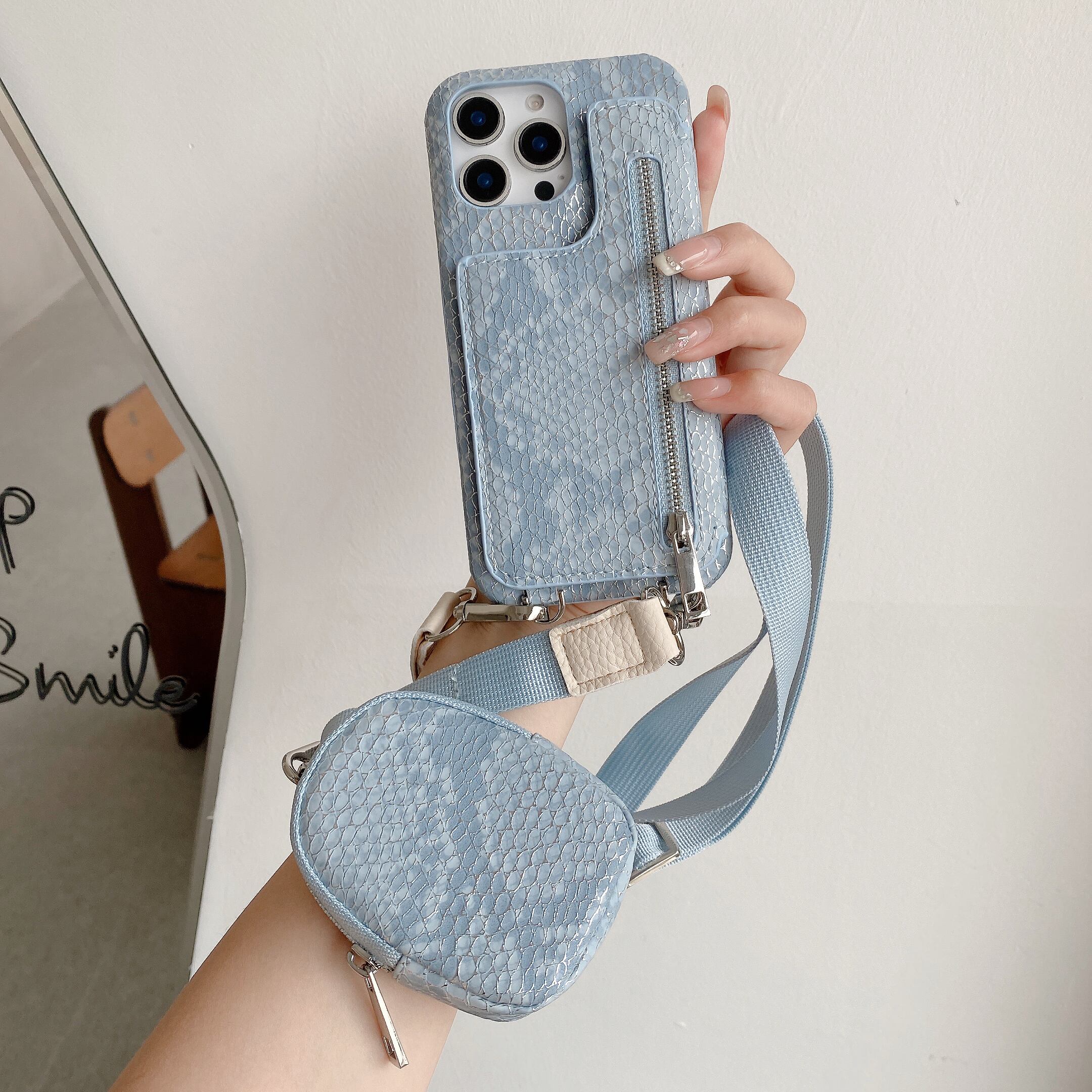 美品★カービングトライブス 3連スマホショルダー 携帯・ケース 水色 ミラー付き iphone 17 16 15 14 13 12 ケース ヘビ柄 スマホショルダー