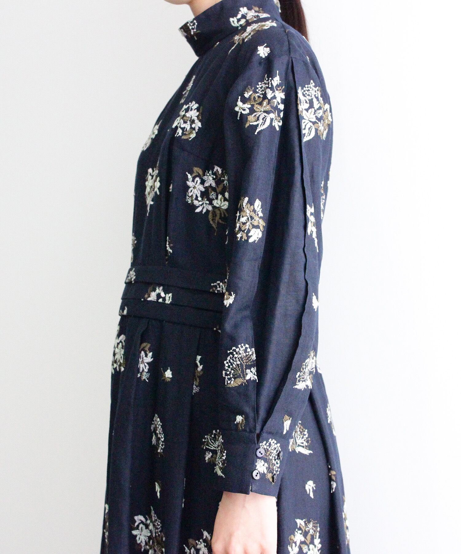 野小花刺繍のクラシックワンピースドレス ネイビー | muuc