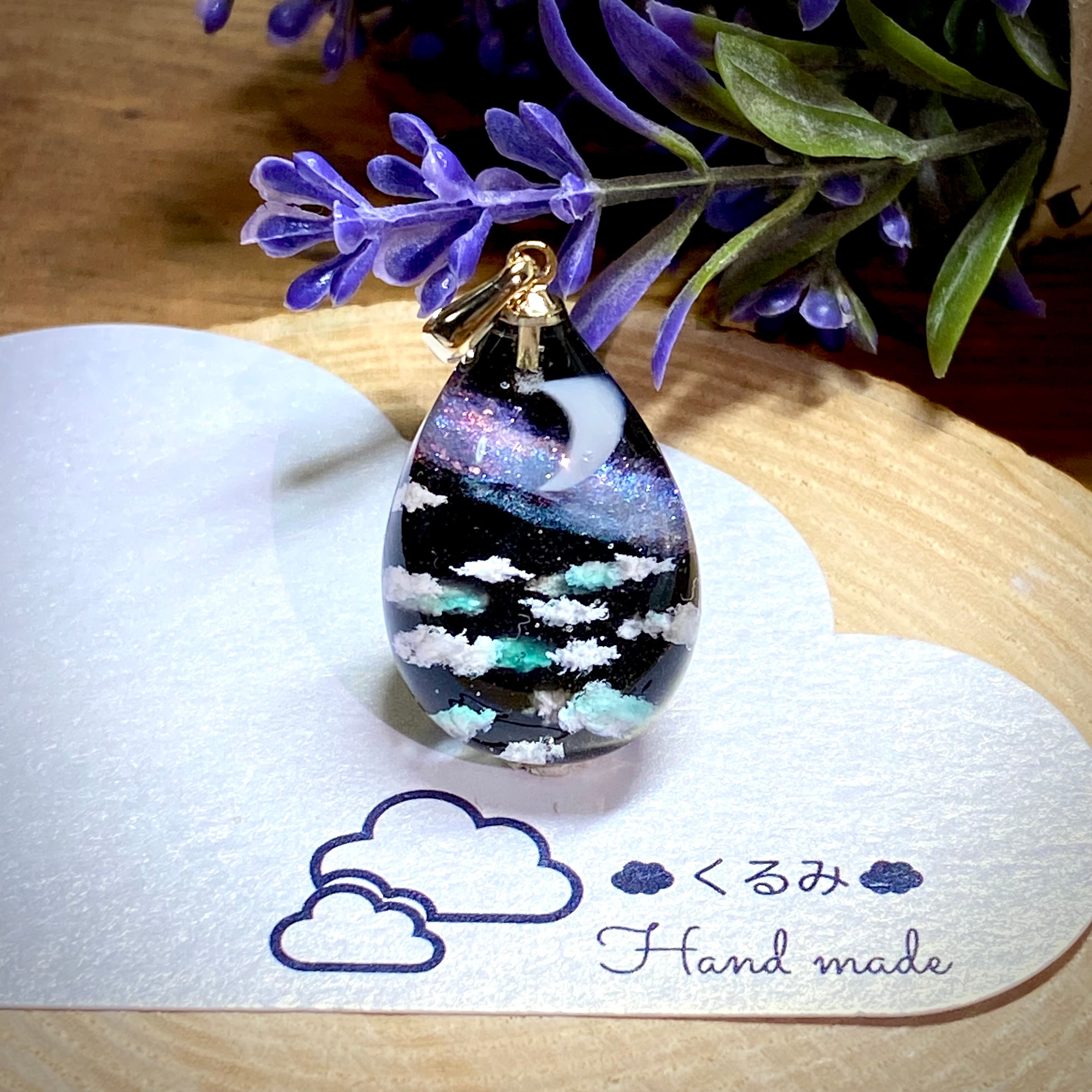 宇宙レジンペンダント  三日月 夜空と天の川  しずく薄型 27mm × 17mm ゴールド