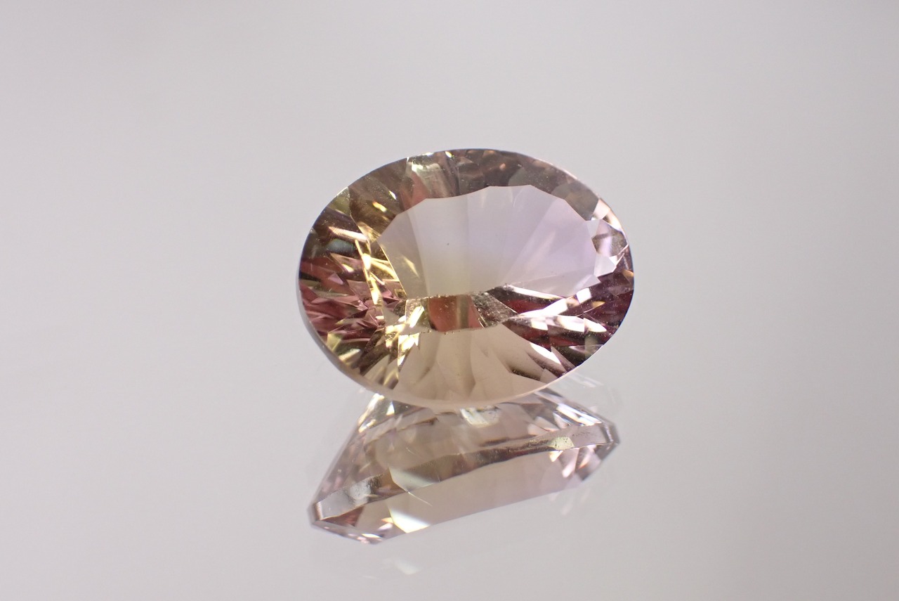 アメトリン(コンケーブカット)　12.86ct　[C7‐209]