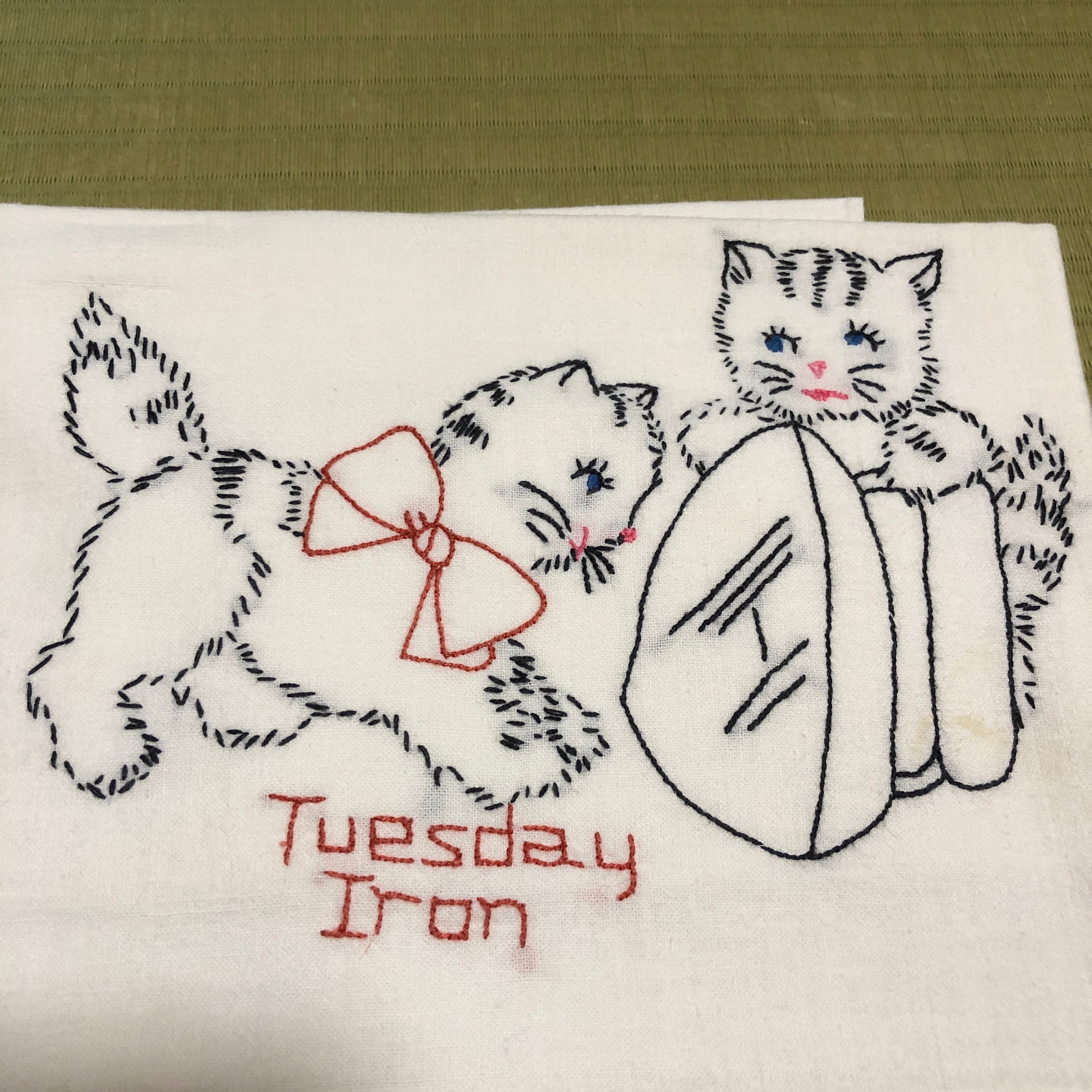 アメリカンビンテージ 猫のペア クロス 刺繍 Tuesday Iron
