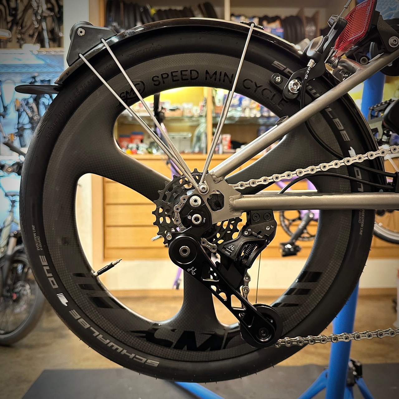 SMC GOVAN TW2  (16”TRI-SPOKE Carbon Wheel) 3/4 speed