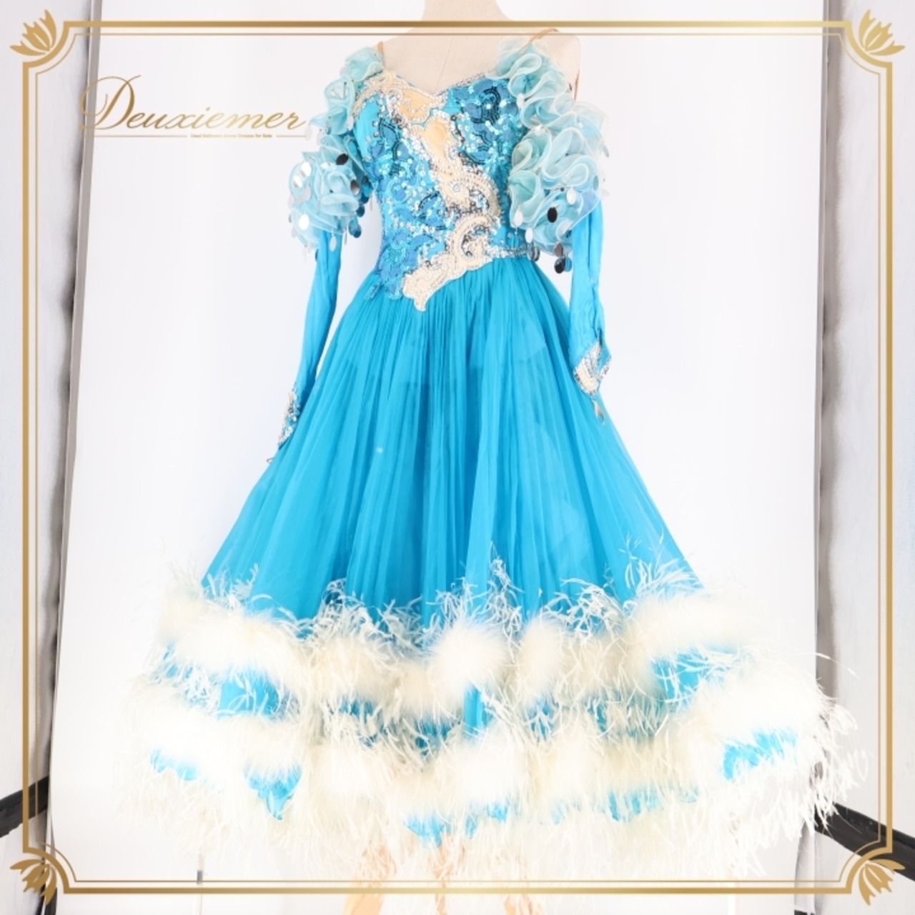 社交ダンス 衣装 スタンダード ドレス ワンピース 青 水色 ファー フリル プリーツ デモ 競技 パーティ 発表会 ブルー系 ホワイト系 鮮やか おしゃれ 豪華 スカート コスチューム 女性用 ダンス用品 競技用 イベント用 ステージ衣装 パフォーマンス用