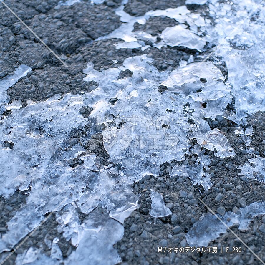 割れたアスファルトの上の氷 【F_230】　Ice on cracked asphalt