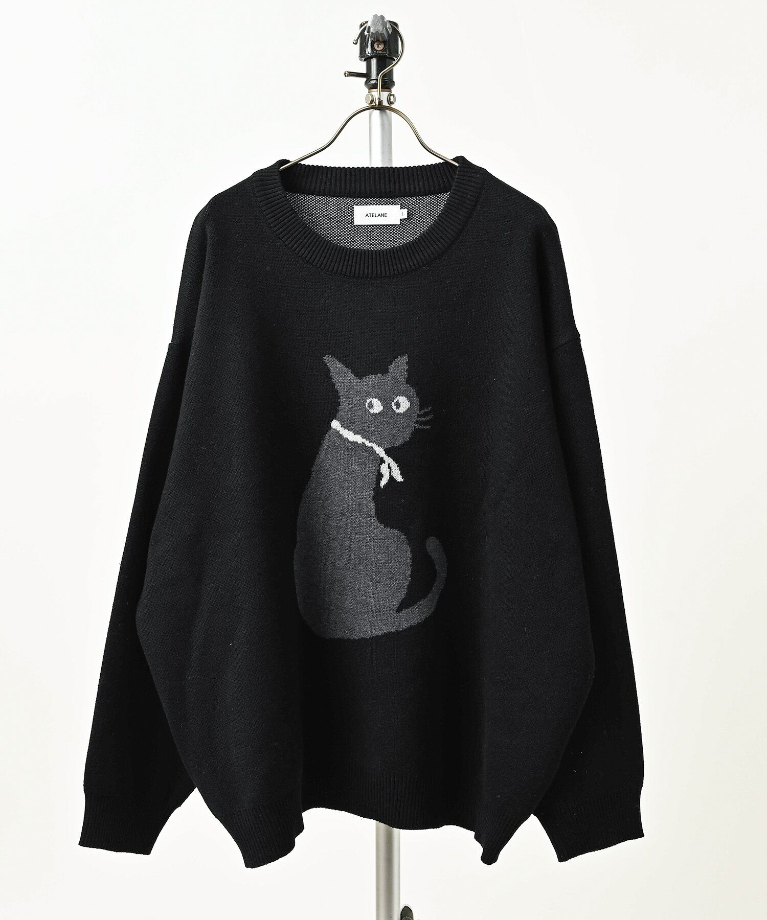 ATELANE Acrylic/Cotton Double Jacquard Sweatshirt-Style Cat Crew Neck (BLK) 26A-21012