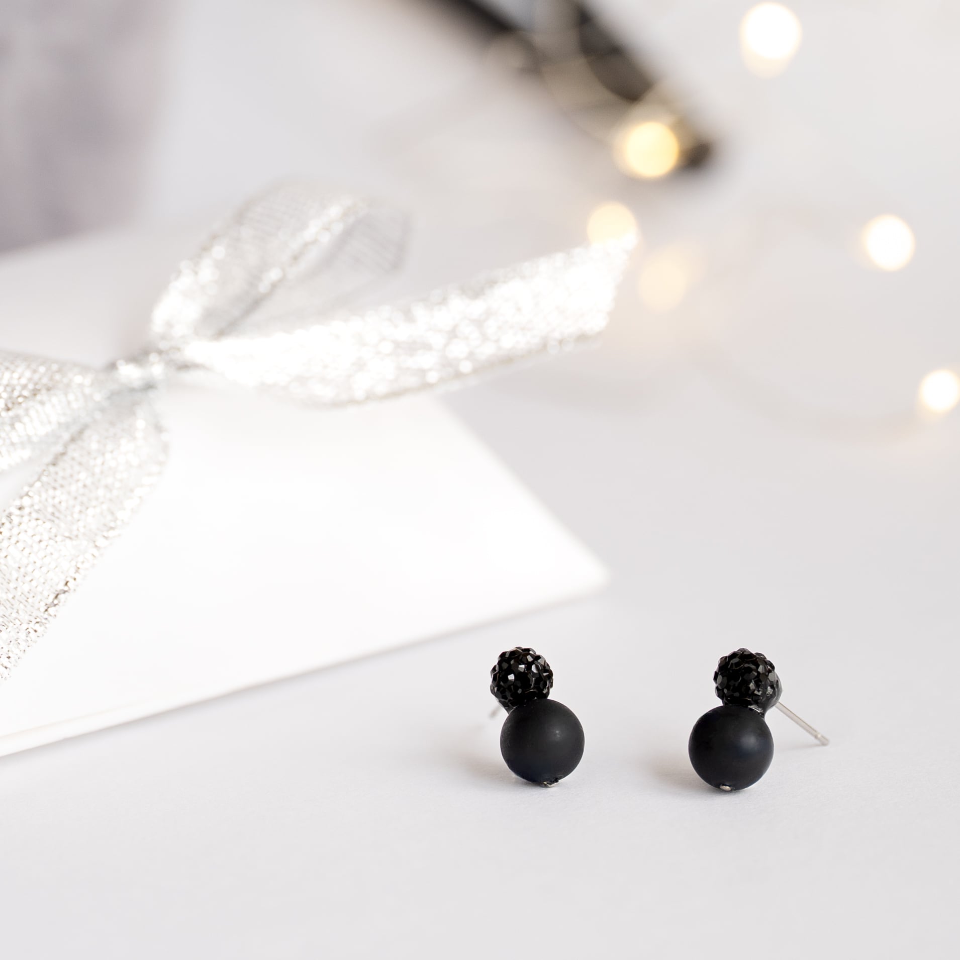 漆黒の煌めきピアス クリスタルガラス パヴェ