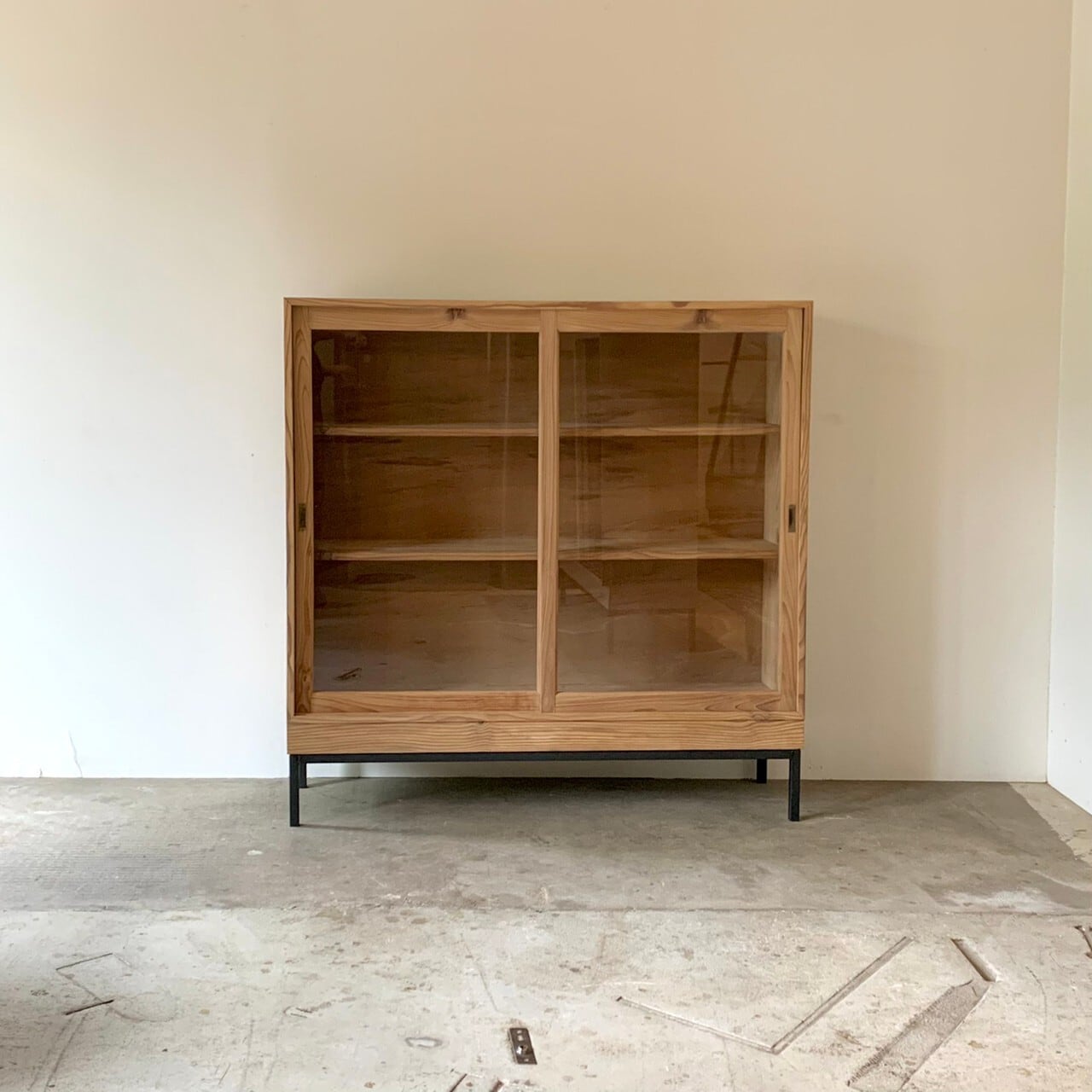 鉄脚のキャビネット　ガラスケース　古家具　 0575