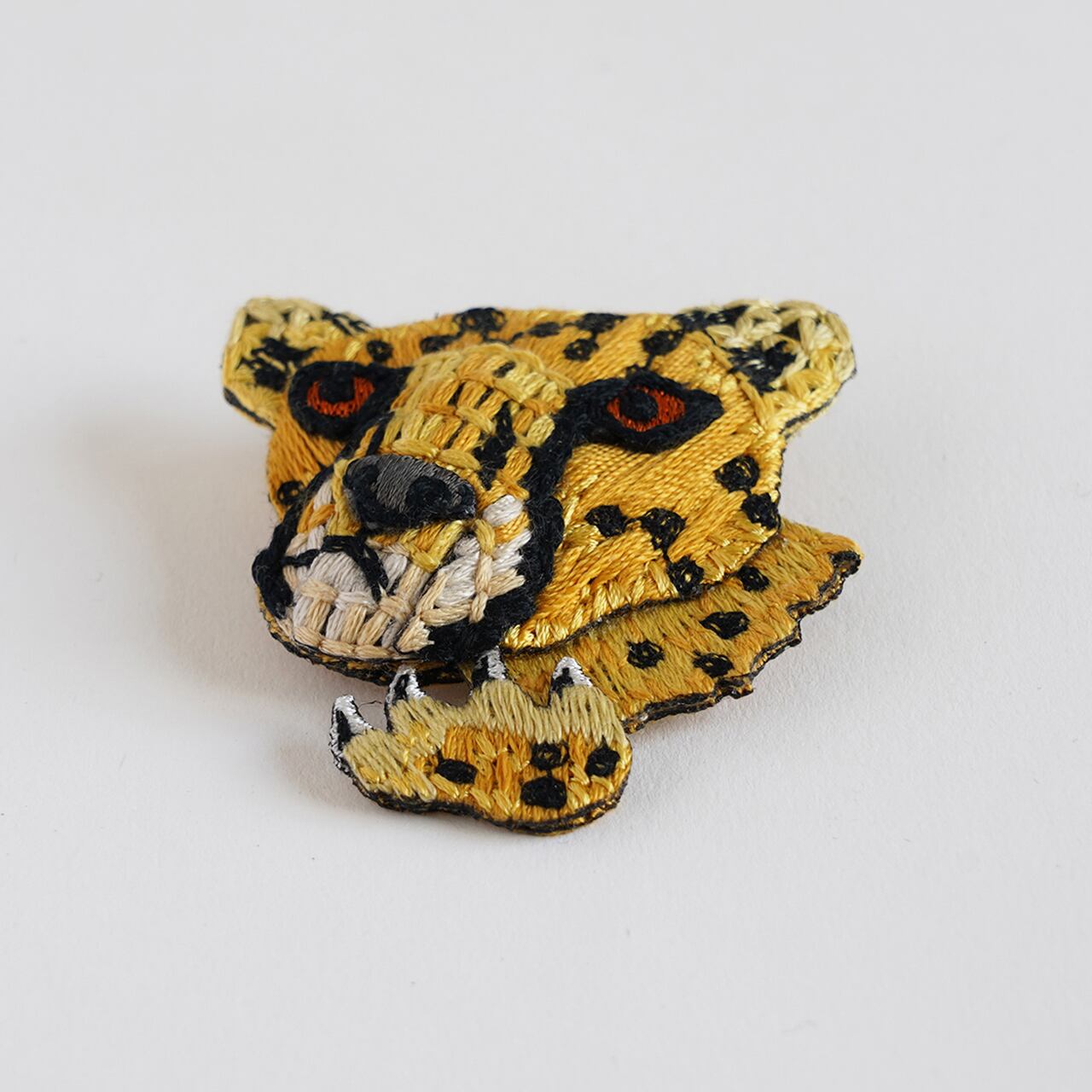 Braw 立体刺繍ブローチ 