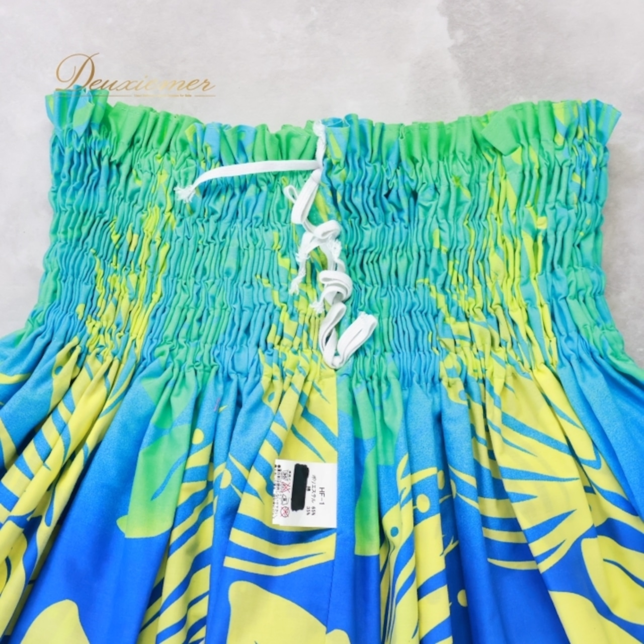 フラダンス 衣装 パウスカート グリーン系 エムエムジェイ シングル フラ ダンス レフア柄 花柄 日本製 青 緑 黄 グラデーション 鮮やか 華やか ハワイアン アロハ レッスン 練習 ハワイアンプリント ブルー系 イエロー系 花柄 デザイン ポリエステル 可愛い 薄手 スカート フレアデザイン 緑色 鮮やかさ 柔らかい おしゃれ イベント ハワイ