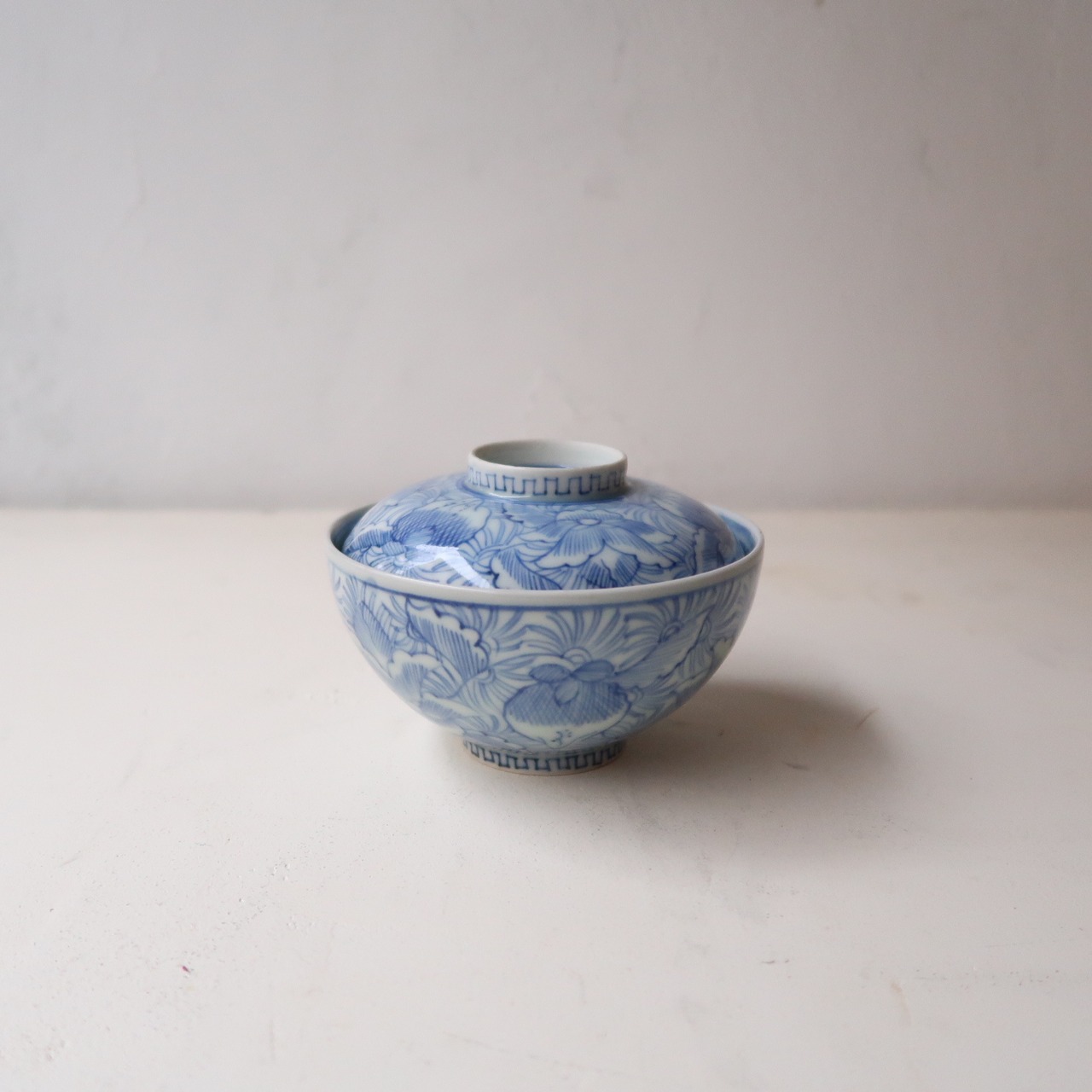 お花の染付の蓋物