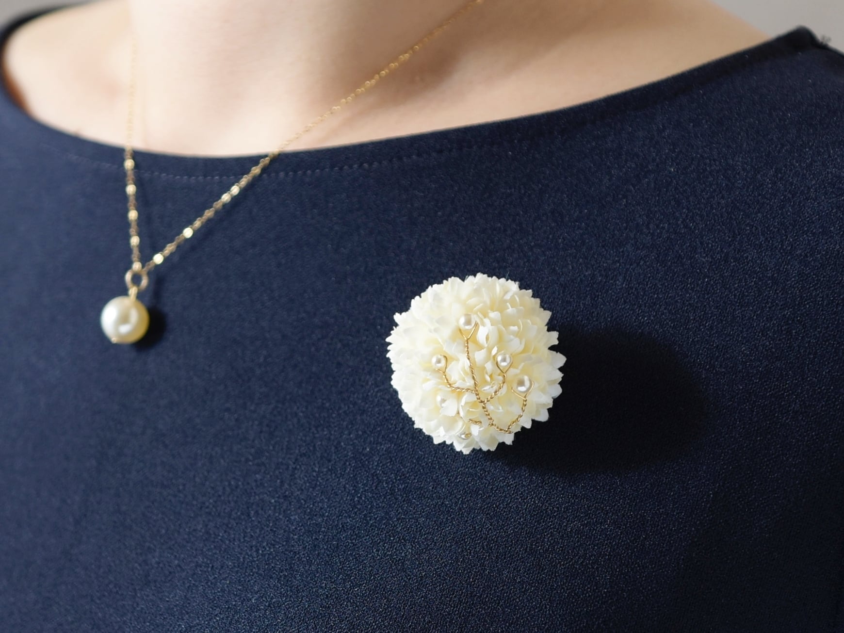 【コサージュ】パールの小枝とピンポンマム/小ぶりな白いお花(セットに変更可能)