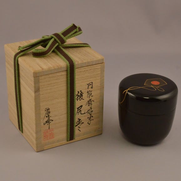 佐々木麗峰　猿尻棗 （共箱）　円能斎好写　薄茶器　茶道具　蒔絵　　裏千家　茶会　茶事　茶の湯　なつめ　漆器　うるし　日本の美　抹茶 容器 お茶入れ　 福井　蒔絵師　三番叟　サル　申　　【BE351】 | 3hige antique store | 京都・古門前の古美術店 | 三髭堂 powered 