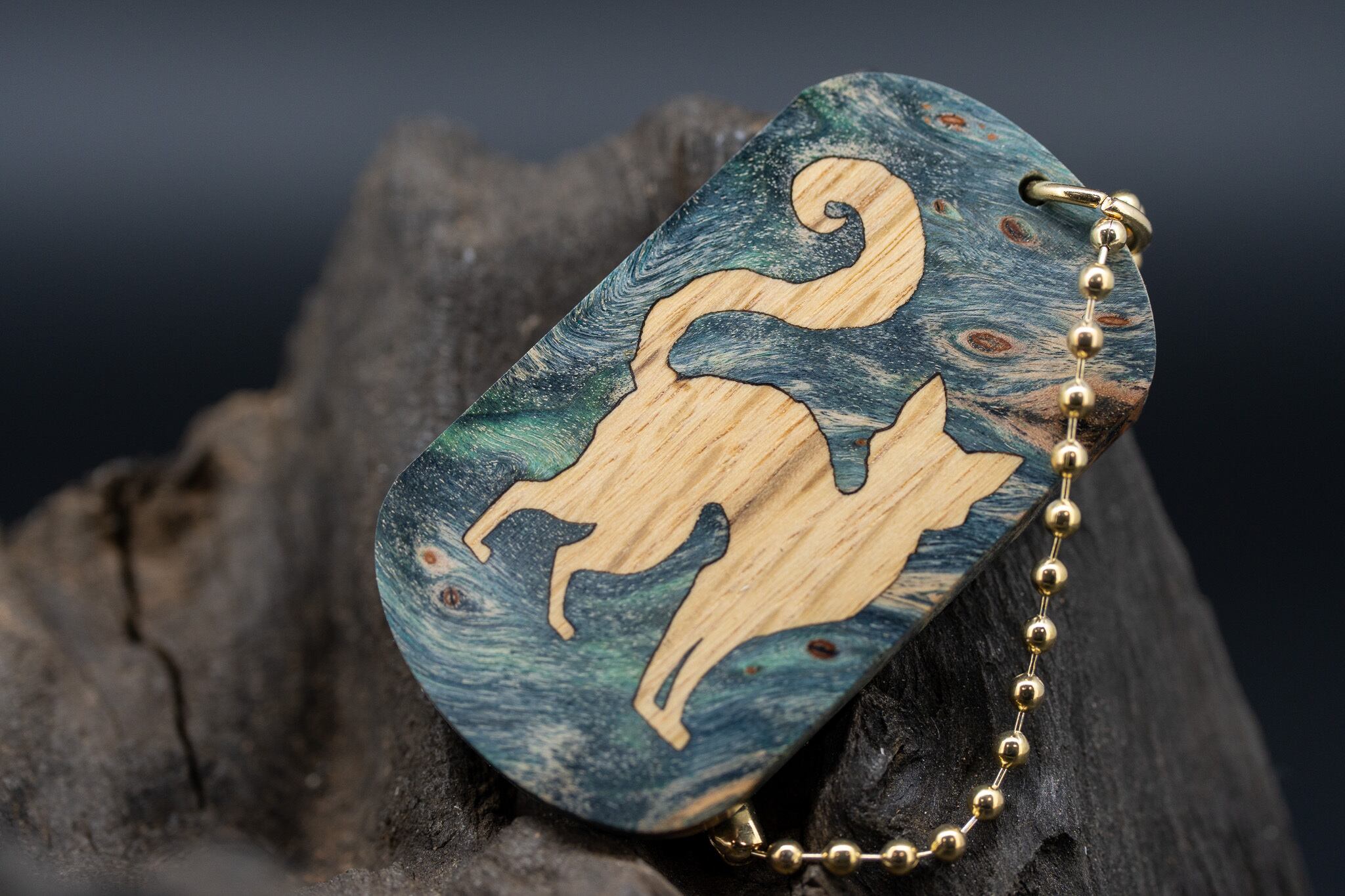 【朱色の銘木】 本花梨瘤 スタビライズウッド ドッグタグ 象嵌 探る視線