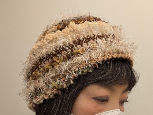 ファー・もこもこ・もしゃもしゃ♪いろんな毛糸で編んだ帽子（ベージュ系）