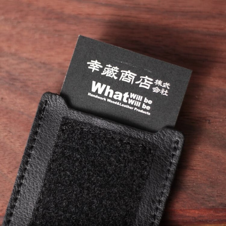ベルクロワッペンを付けられるレザーカードケース | What Will be Will be