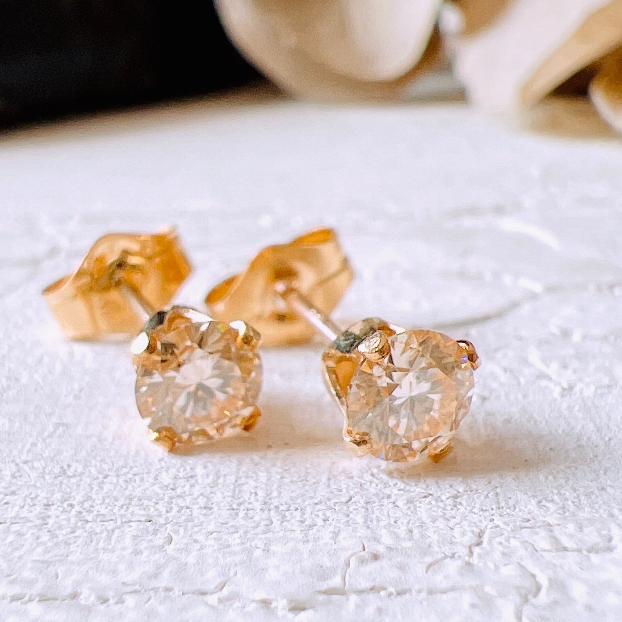 14kgfモアサナイトAAAラウンドピアス】4mm シャンパンカラー | Anemoon