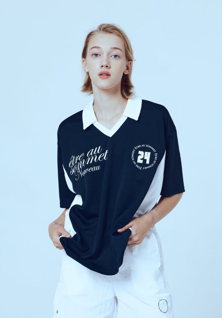 BOYNEXTDOOR リウ Tシャツ ☆BOYNEXTDOOR リウ 着用！！【ETRE AU SOMMET】Eslit Logo Collar Tee