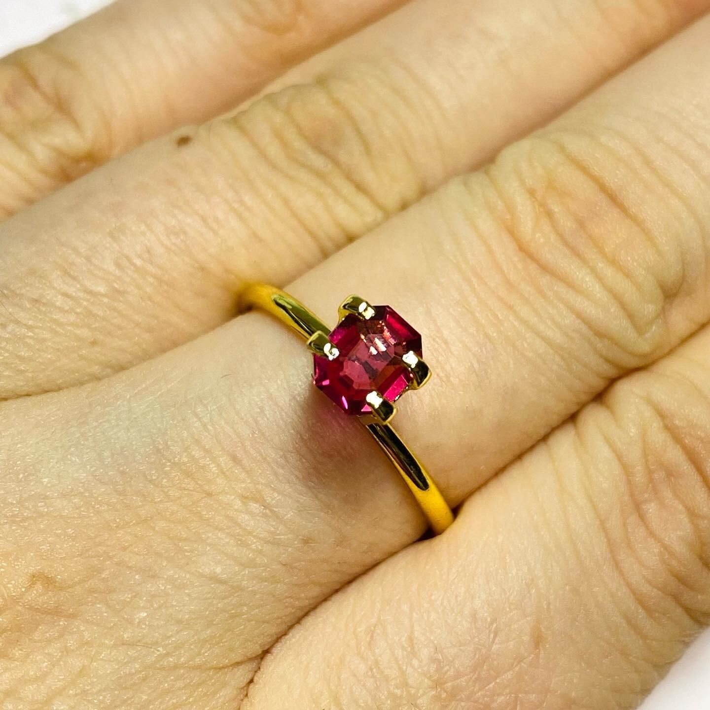 エメラルドカットが珍しいレッドスピネル